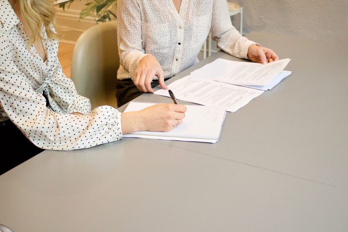 Chuyên viên xử lý hồ sơ và hỗ trợ pháp lý